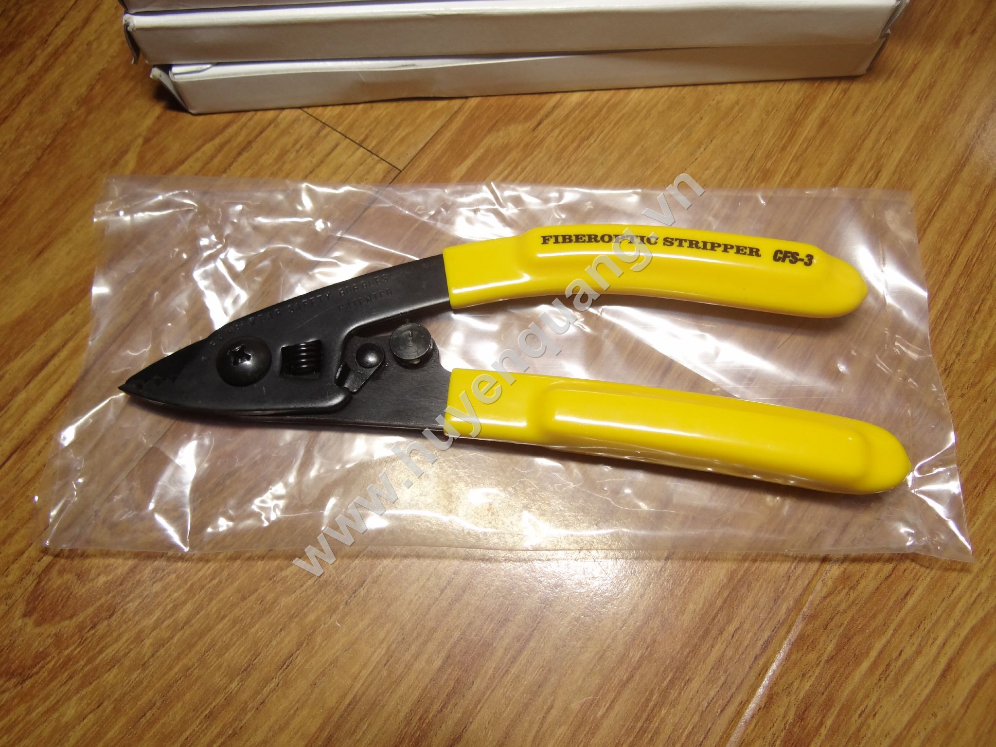 Kìm tuốt sợi quang 3 lỗ CFS-3